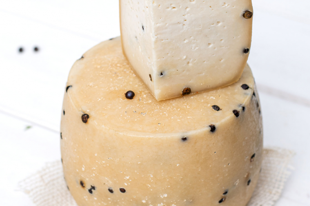 Pecorino del carso stagionato 30 giorni con bacche di ginepro